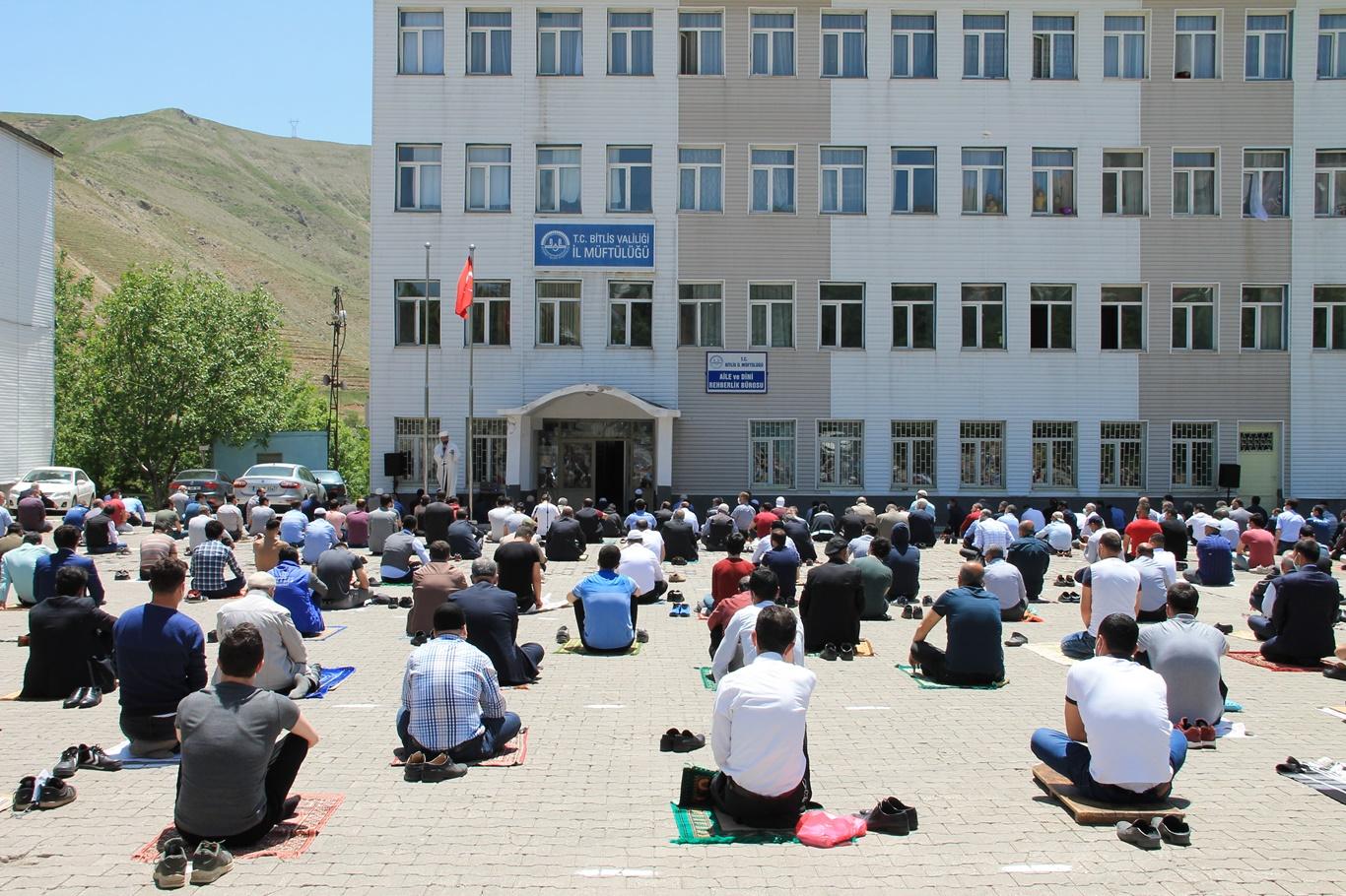 Bitlis’te 65 yaş üstü ve 18 yaş altı vatandaşların olmadığı ilk cuma namazı kılındı